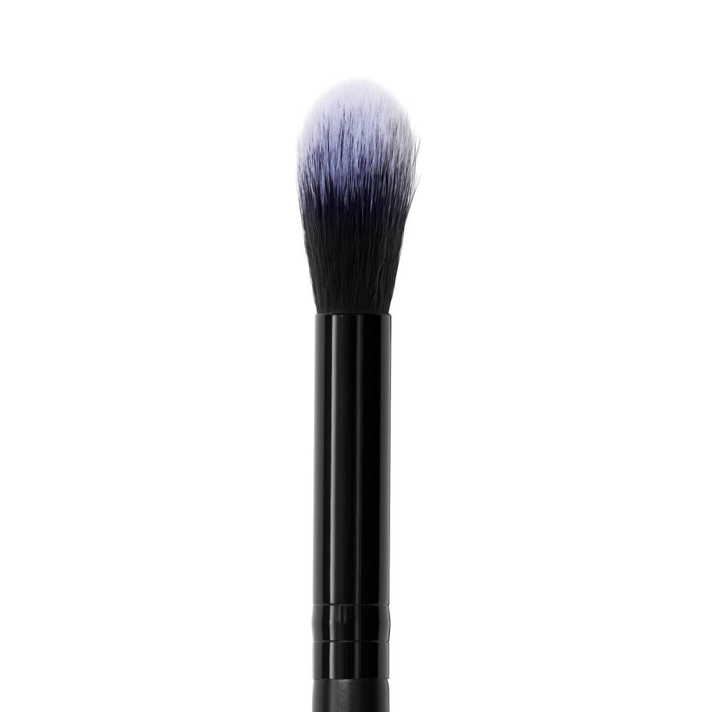 E.L.F. HIGH POINTS HIGHLIGHTER BRUSH (BROCHA AHUSADA PARA ILUMINADOR)